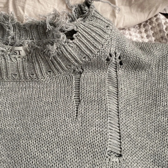 The post Victoria distressed sweater - Picture 8 of 10